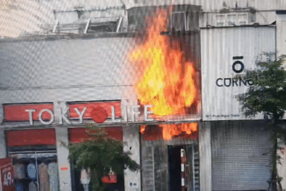 Cháy ki-ốt trước chung cư ở Hà Nội, cư dân hoảng loạn tháo chạy