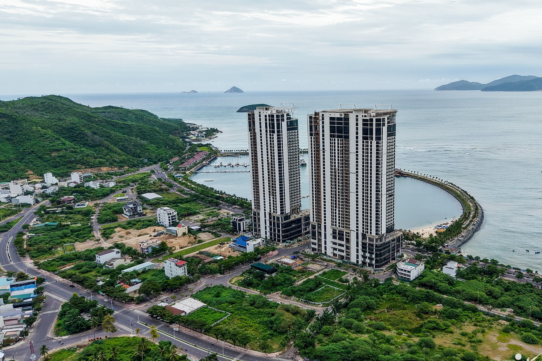 Đất nền biến động sau 'cơn sốt'; người được ưu tiên mua căn hộ 18 triệu ở Hà Nội