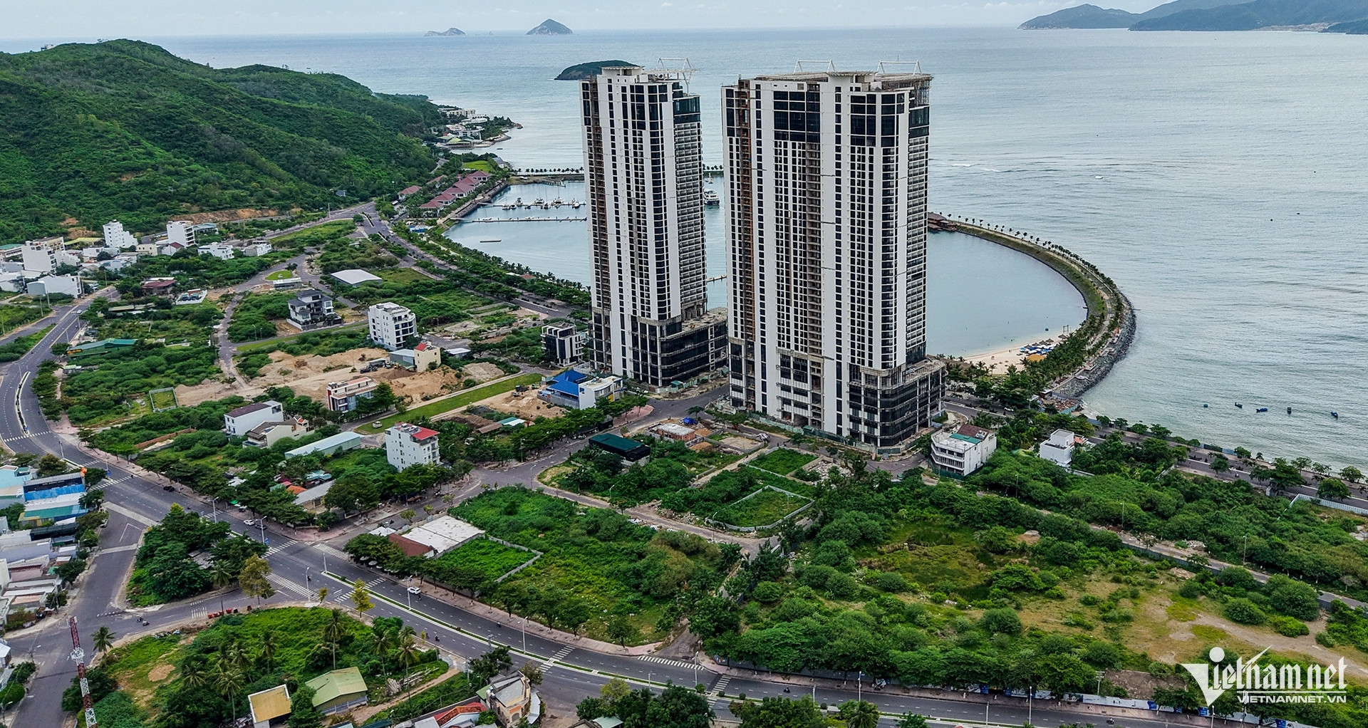 Đất nền biến động sau "cơn sốt"; người được ưu tiên mua căn hộ 18 triệu ở Hà Nội