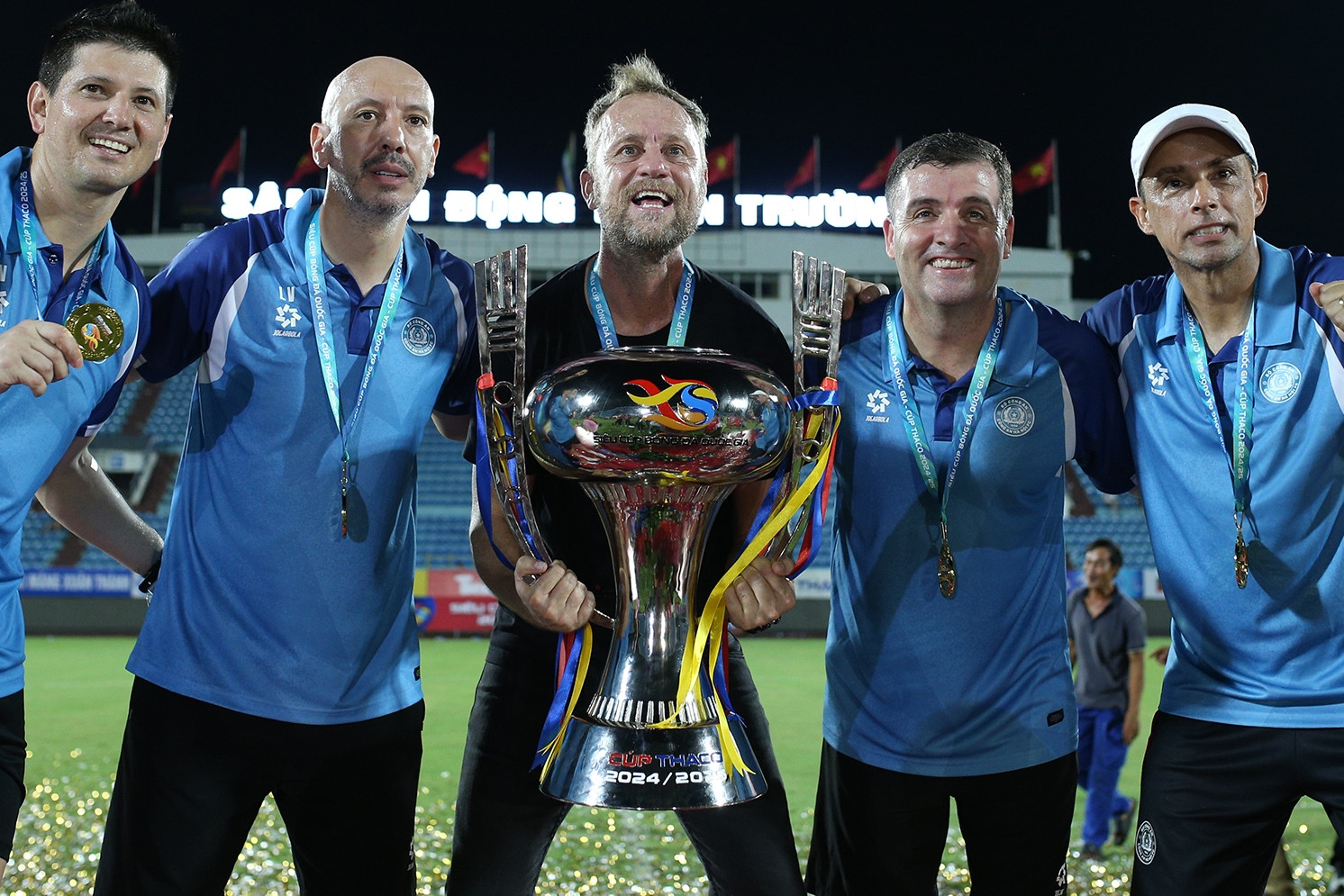 HLV Polking phấn khích nâng Siêu Cúp tại Thiên Trường