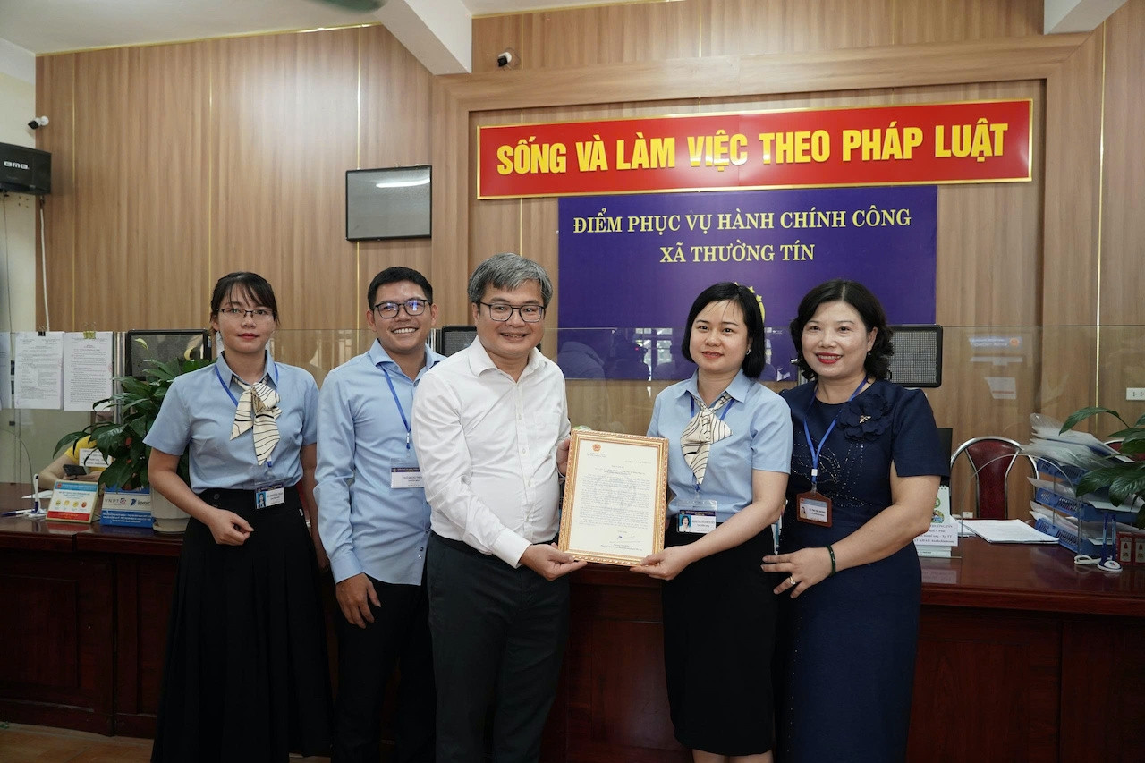 Lãnh đạo TP. Hà Nội động viên cán bộ tại điểm hành chính công xã