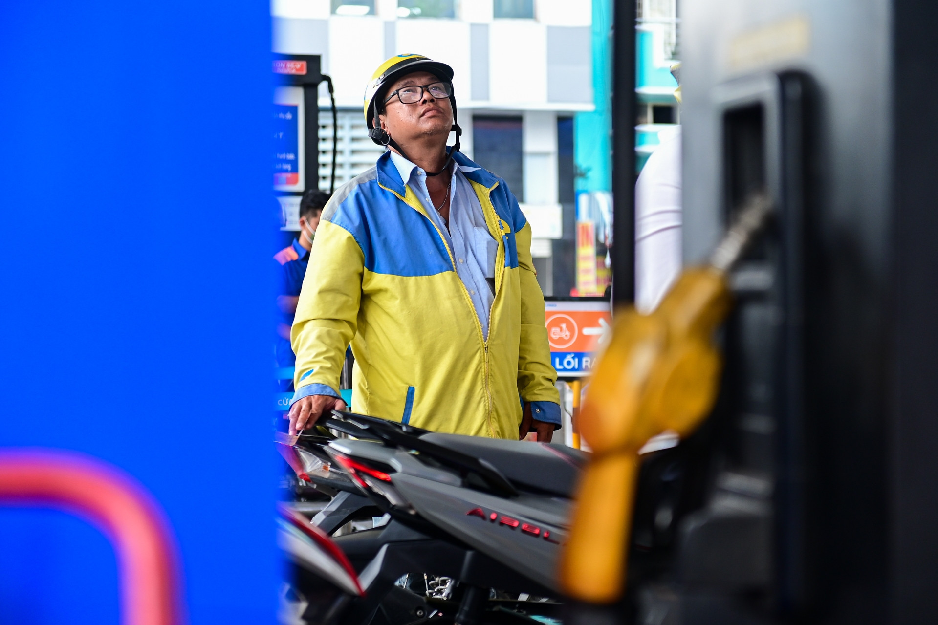 Bán xăng E10: Giá thấp hơn RON 95 là 700 đồng/lít, khách luôn hỏi ‘xăng có tốt không'