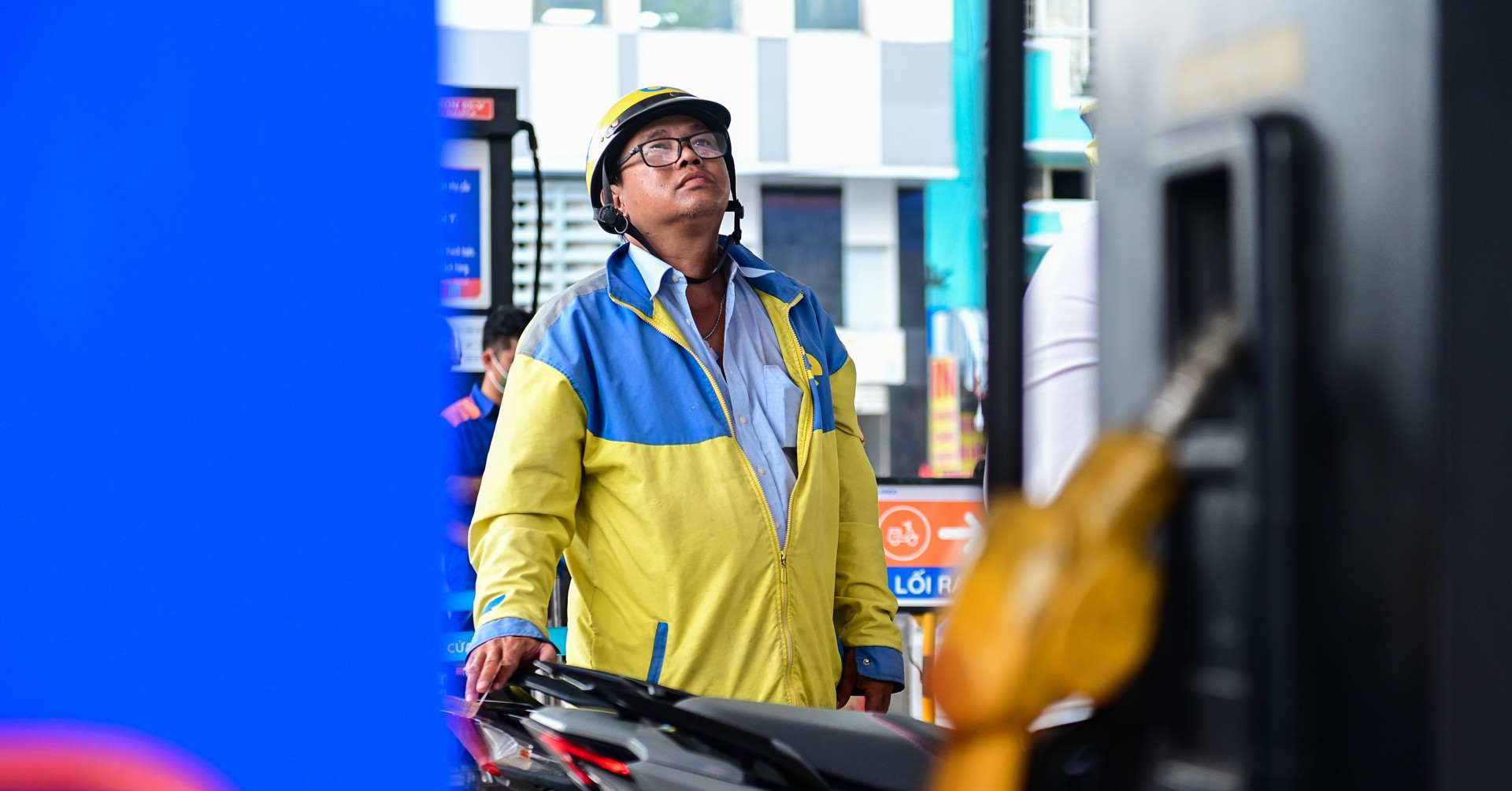 Bán xăng E10: Giá thấp hơn RON 95 là 700 đồng/lít, khách luôn hỏi ‘xăng có tốt không&amp;apos;