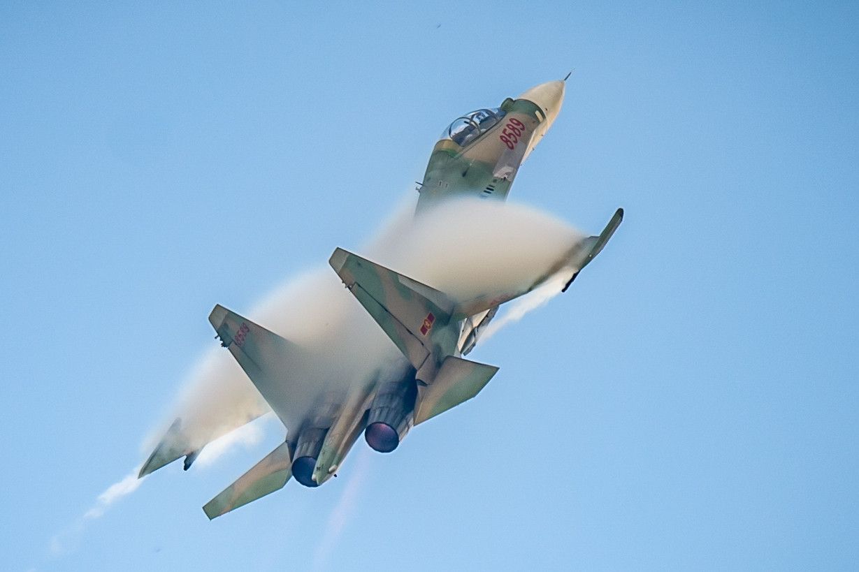 Màn tập dượt ghép biên đội 'xé gió' lạ lẫm của Su-30MK2 và Yak-130