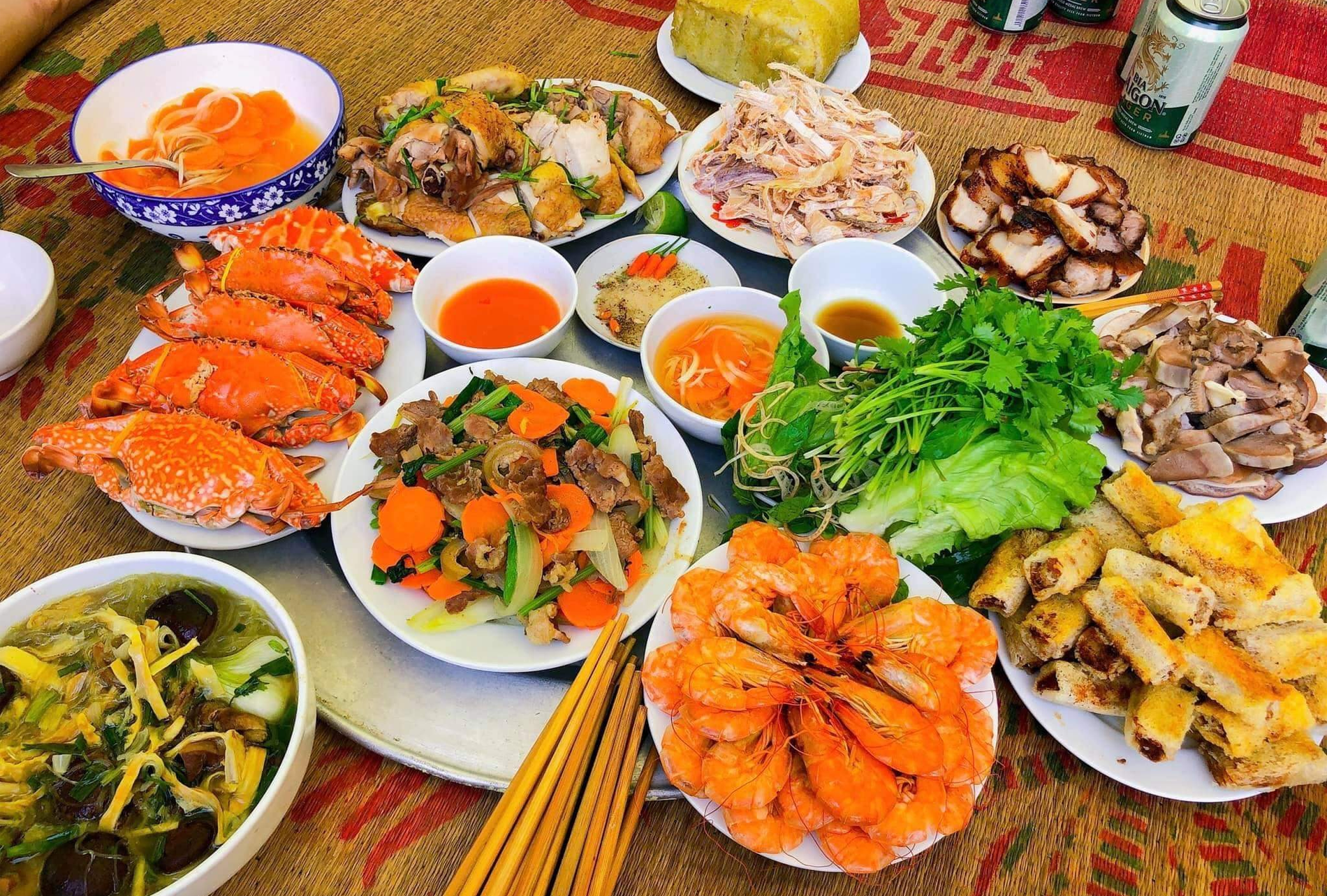 Nàng dâu Hải Phòng ấn tượng với mâm cỗ quê chồng, có món nướng than thơm nức mũi