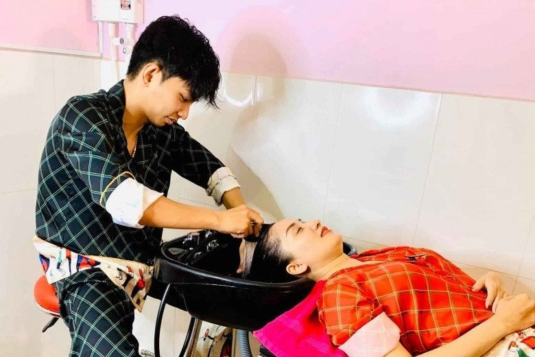 Các ông chồng giàu, nổi tiếng showbiz Việt thích rửa chân gội đầu cho vợ