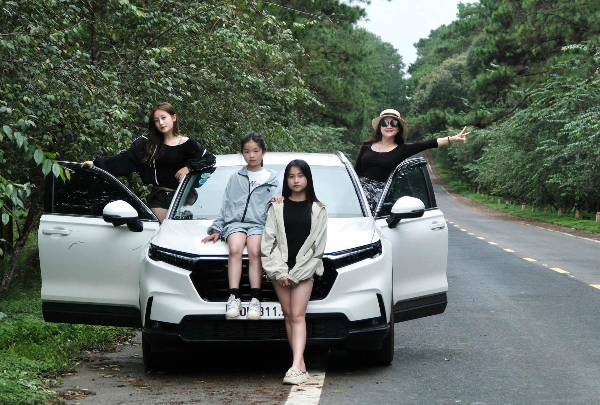 Nữ giám đốc ở Hà Nội tự lái ô tô hơn 4.000km, đưa 3 con gái xuyên Việt