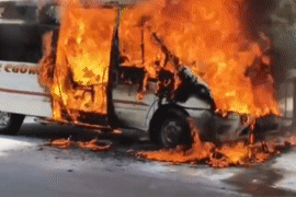 Ô tô 16 chỗ cháy ngùn ngụt sau tai nạn liên hoàn ở TPHCM