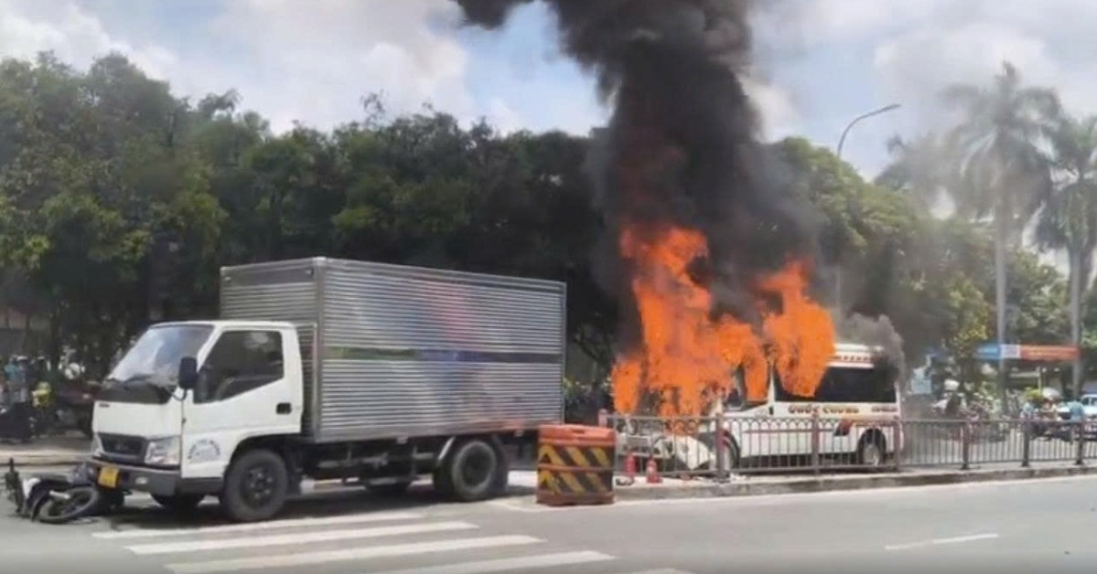 Ô tô 16 chỗ cháy ngùn ngụt sau tai nạn liên hoàn ở TPHCM