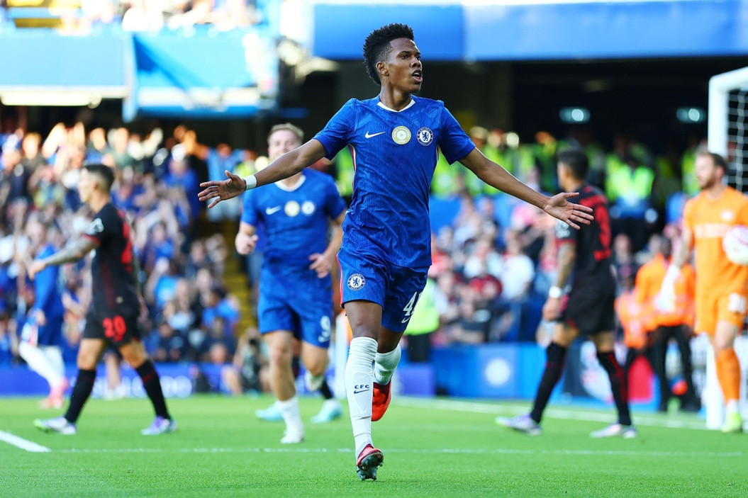 'Thần đồng' Estevao ghi bàn, Chelsea khiến đội bóng của Ten Hag ôm hận