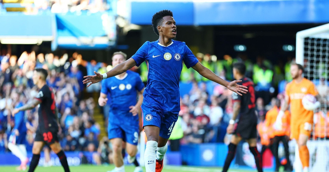 &amp;apos;Thần đồng&amp;apos; Estevao ghi bàn, Chelsea khiến đội bóng của Ten Hag ôm hận