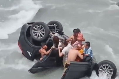 Thót tim cảnh giải cứu gia đình 7 người mắc kẹt trong xe giữa dòng nước xiết
