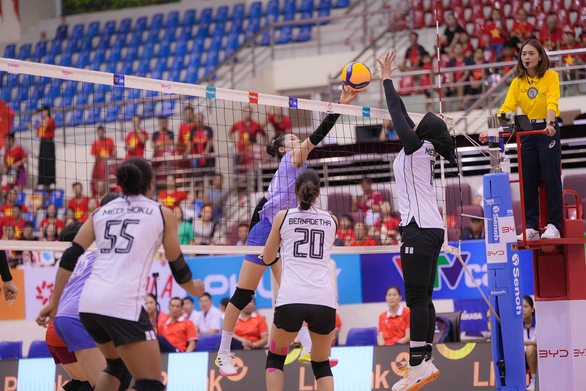 tuyen bong chuyen nu Viet Nam Indonesia 9.jpg