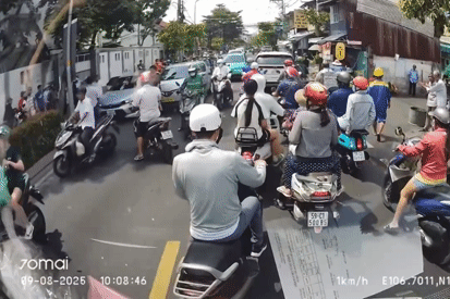 Xác minh vụ 2 ô tô đậu giữa đường, 4 người lao vào đánh nhau ở TPHCM