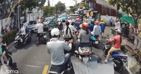 Xác minh vụ 2 ô tô đậu giữa đường, 4 người lao ...