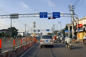 Xe biển xanh thản nhiên vượt đèn đỏ trên quốc lộ 13 ở TPHCM