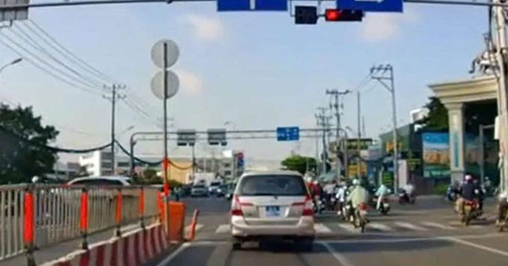 Xe biển xanh thản nhiên vượt đèn đỏ trên quốc lộ 13 ở TPHCM
