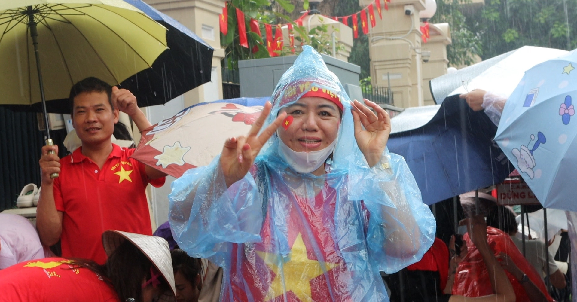 Biển người bất chấp nắng mưa xuống đường ngồi chờ xuyên đêm xem diễu binh 2/9