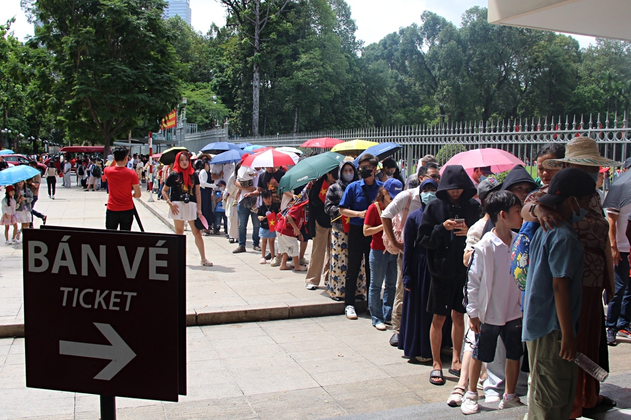 Du khách xếp hàng dài chờ tham quan Dinh Độc Lập mừng 2/9