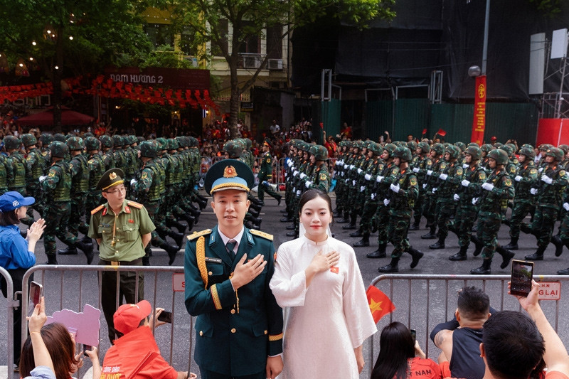 Bản tin sáng 1/9: Cặp đôi chụp ảnh cưới giữa khung cảnh diễu binh gây sốt mạng