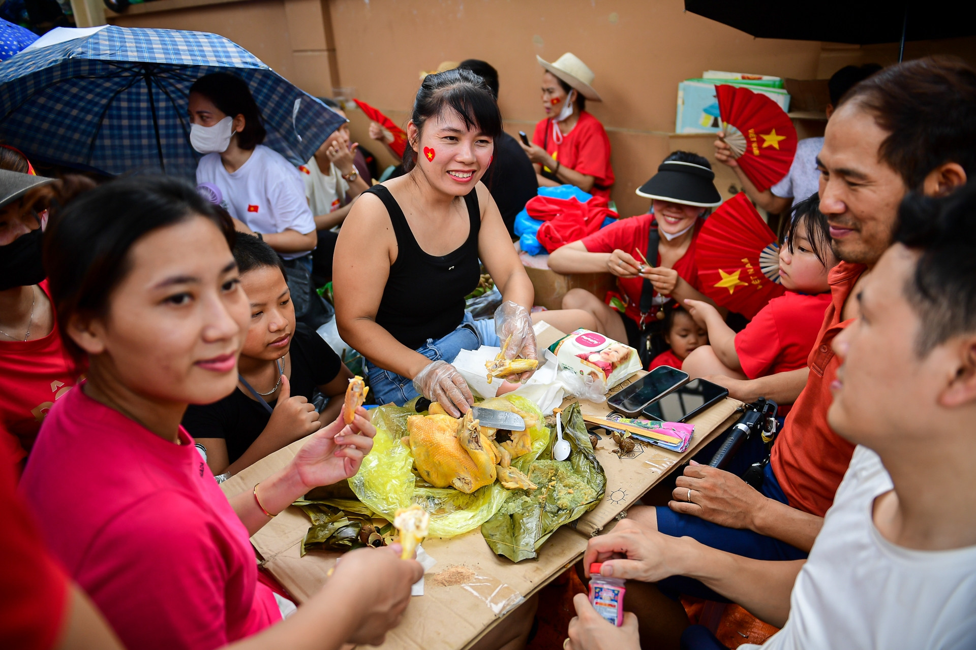 Ăn uống 'linh đình', cắm trại trên vỉa hè chờ xem diễu binh