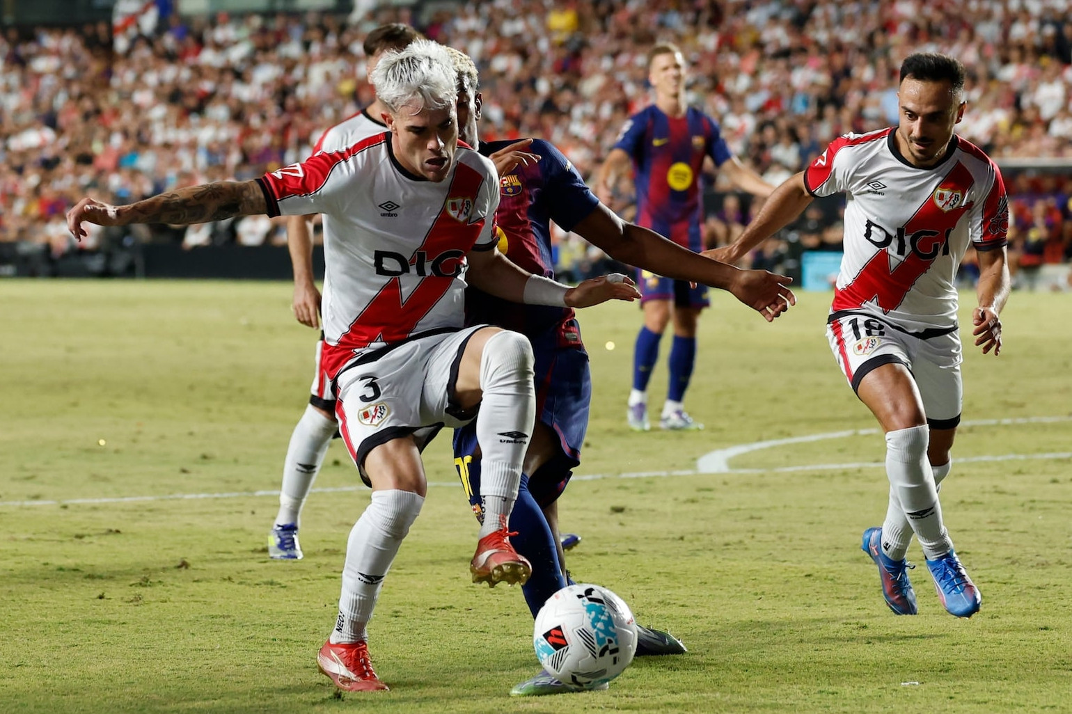 Barca hòa may Rayo Vallecano nhờ chuyện hi hữu của VAR