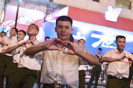 Bộ đội cùng người dân mở 'concert' trên phố Hà Nội