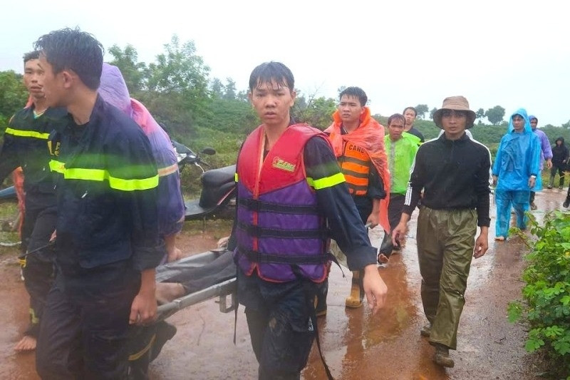 Cả nhà đi chung một xe máy, bị nước cuốn trôi khi qua đập tràn
