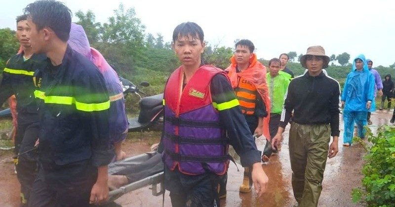 Cả nhà đi chung một xe máy, bị nước cuốn trôi khi qua đập tràn