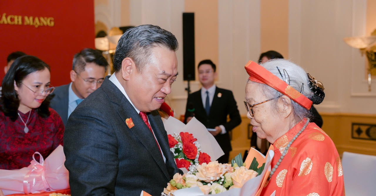 Chủ tịch TP Hà Nội cam kết quan tâm sâu sắc hơn nữa đến đời sống người có công