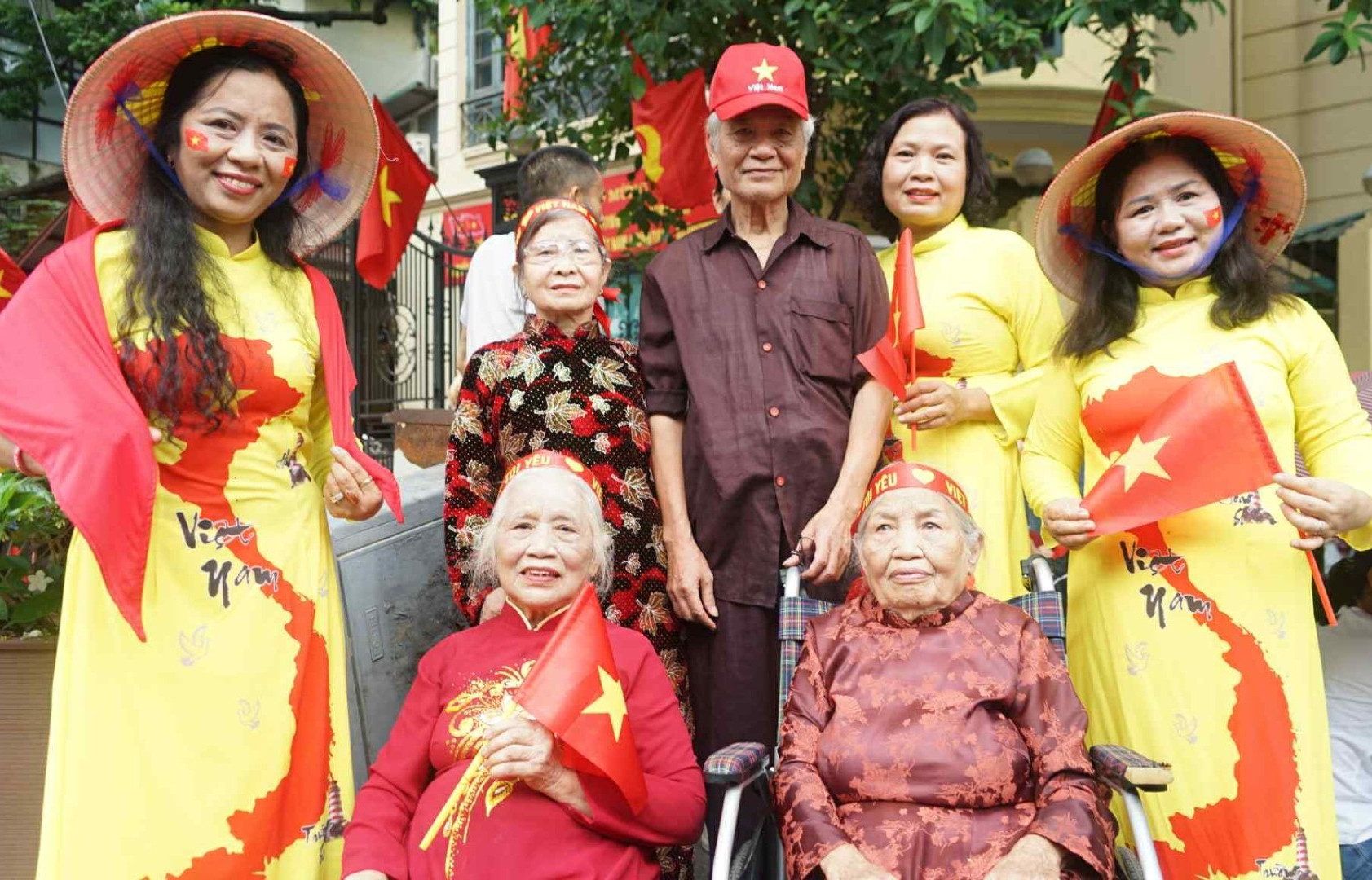 Cụ bà 88 tuổi đến Hà Nội, nhớ ngày bán thóc đi bộ xem duyệt binh năm 1985
