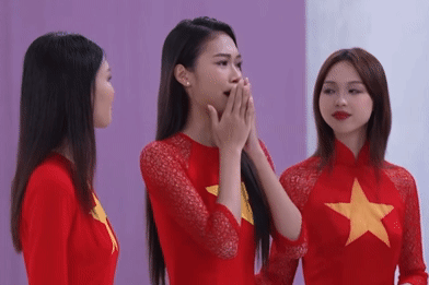 Dàn thí sinh Vietnam’s Next Top Model 2025 bật khóc, Thanh Hằng nghẹn lời