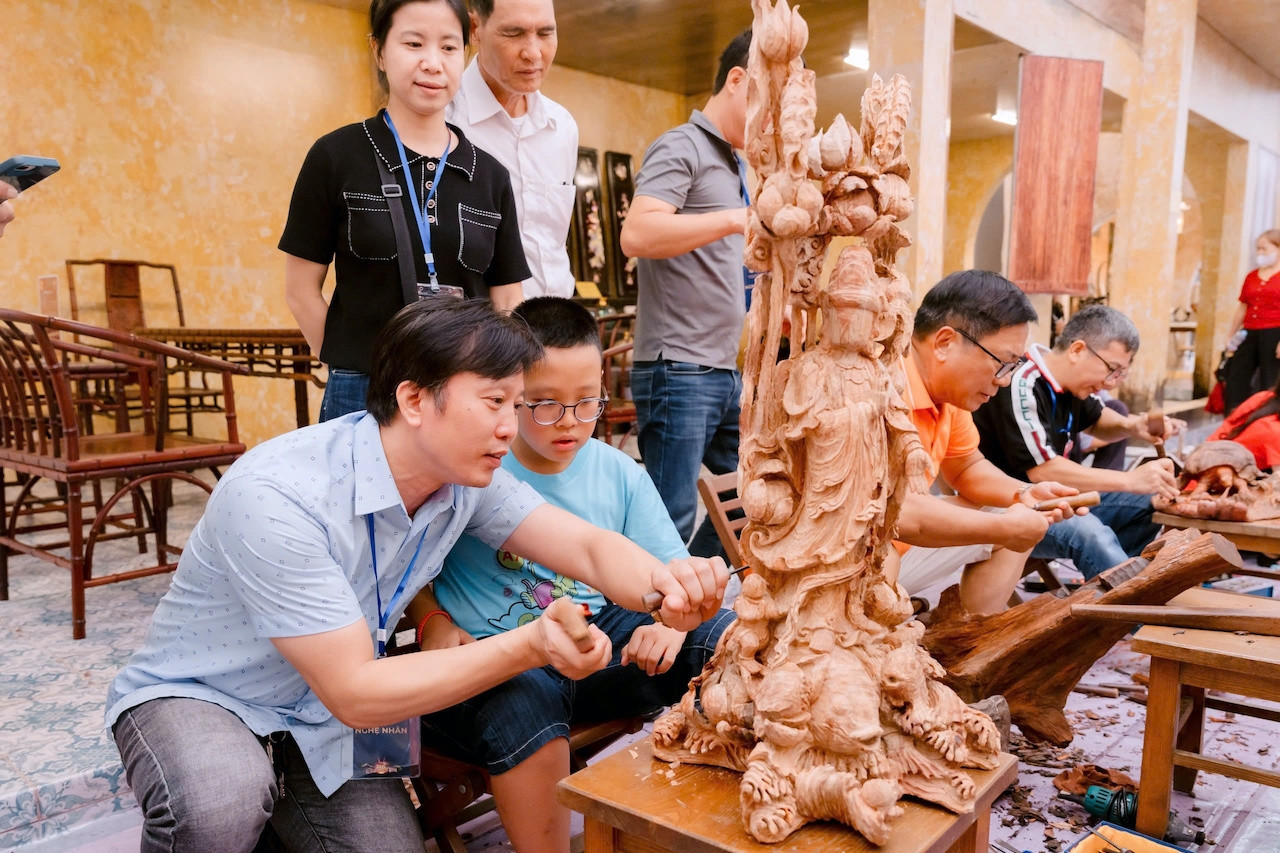 Hàng nghìn du khách trải nghiệm Không gian Truyền thống và Sáng tạo Hà Nội