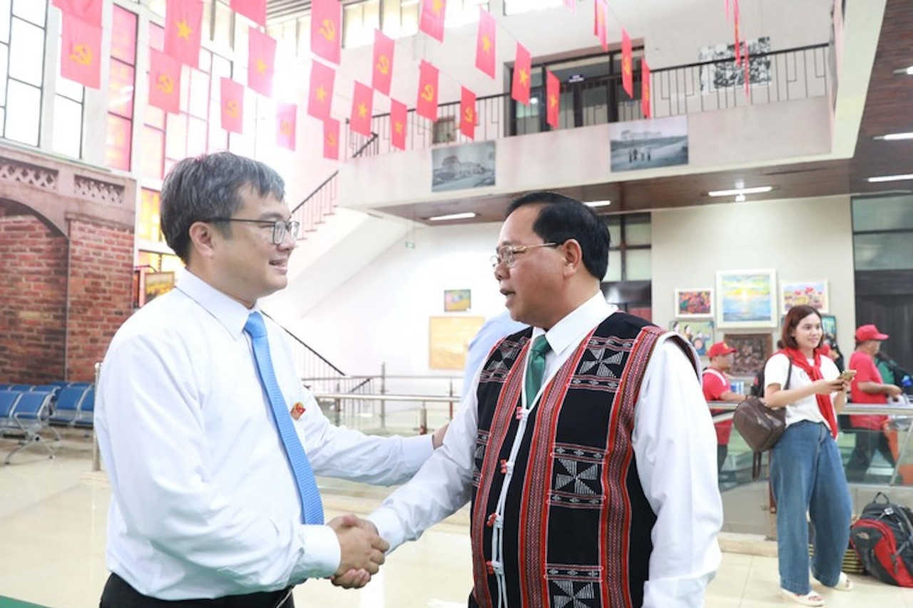 Lãnh đạo Hà Nội ra ga đón đại biểu dự Đại lễ A80, phường bố trí chỗ ngủ đêm cho người dân