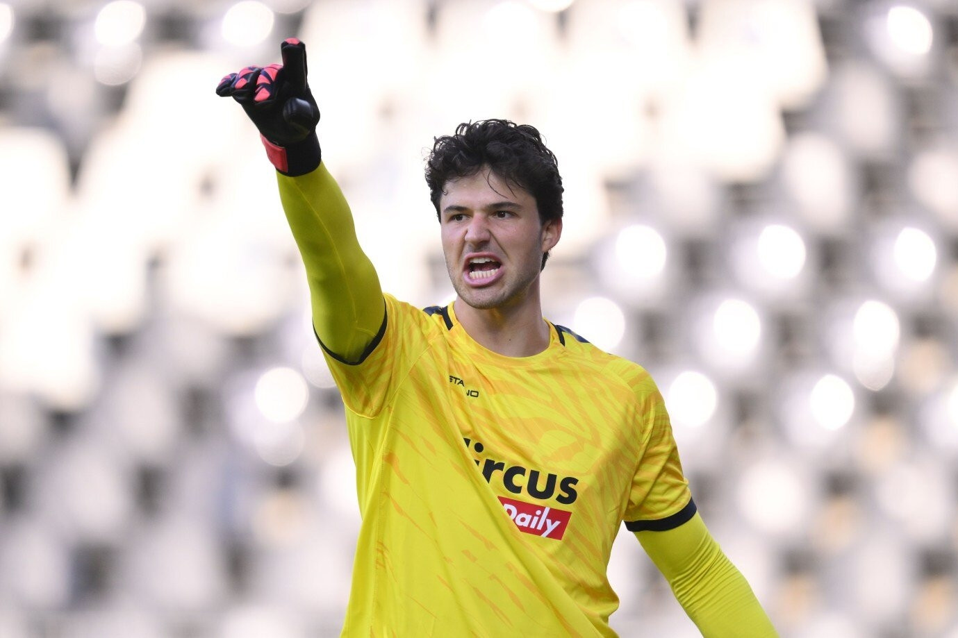 MU chiêu mộ thủ môn mới, không phải Dibu Martinez