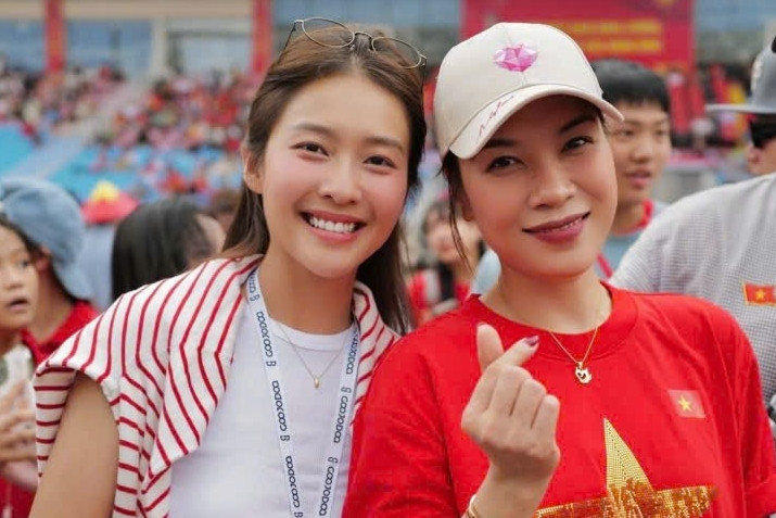 Mỹ Tâm hội ngộ Khả Ngân, gia đình Quyền Linh mặc đồng phục tỏ lòng yêu nước