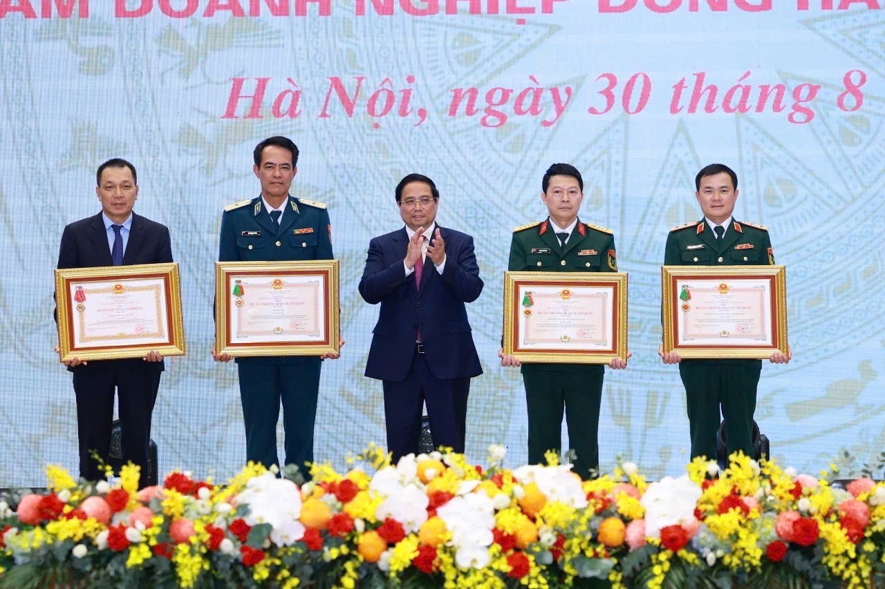 Ngân hàng MB nhận Huân chương Bảo vệ Tổ quốc hạng Nhất