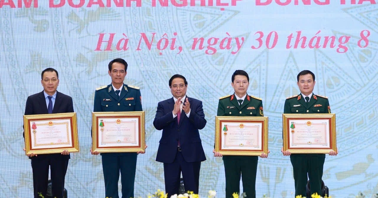 Ngân hàng MB nhận Huân chương Bảo vệ Tổ quốc hạng Nhất