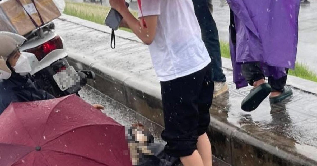 Người phụ nữ đi xe máy một mình nghi bị sét đánh tử vong trên đường đê ở Hà Nội