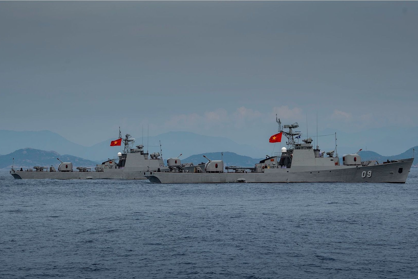 Những loại tàu và máy bay hiện đại xuất hiện trong lễ diễu binh trên biển