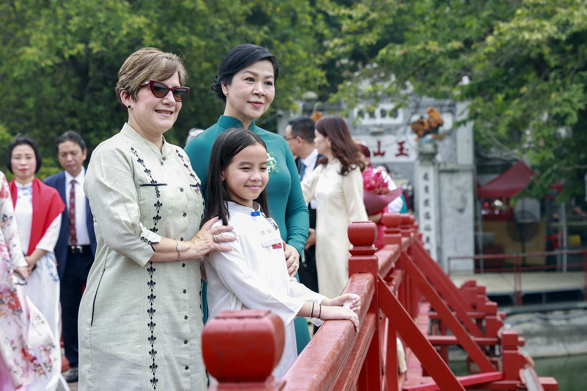 Phu nhân Tổng Bí thư và Phu nhân Bí thư thứ nhất, Chủ tịch nước Cuba dạo phố