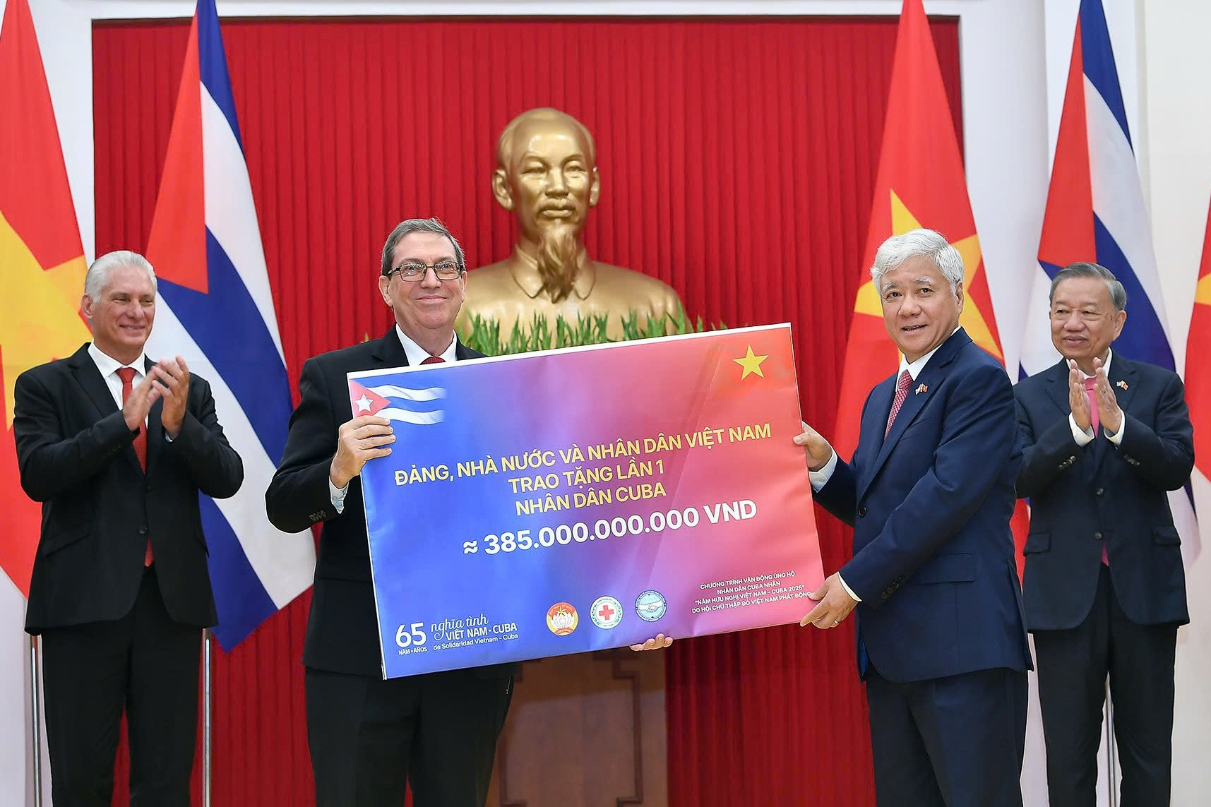 Việt Nam trao tặng lần một cho nhân dân Cuba số tiền 385 tỷ đồng