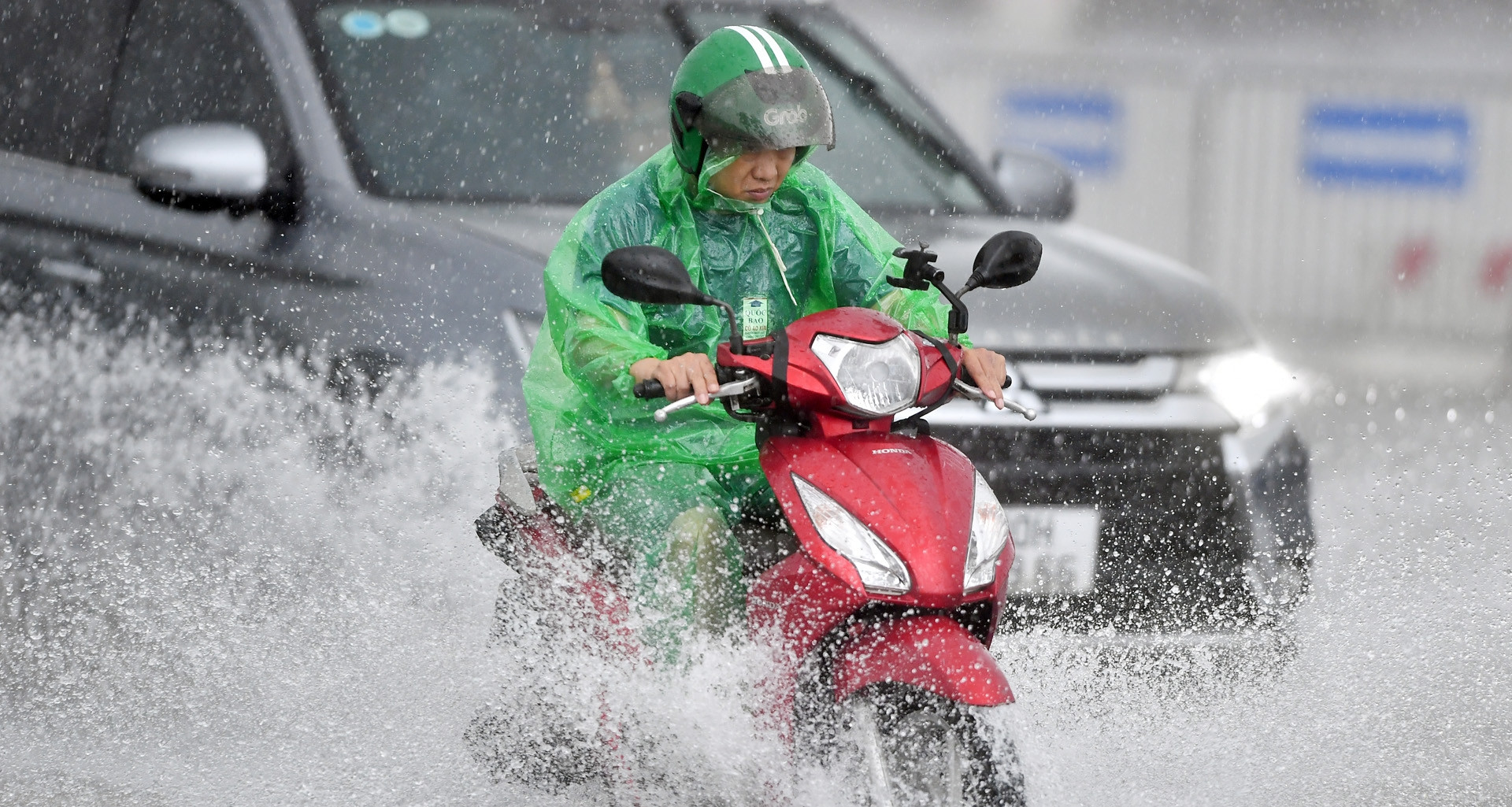 Miền Bắc còn mưa lớn &amp;apos;sầm sập&amp;apos;, Nam Bộ mưa triền miên