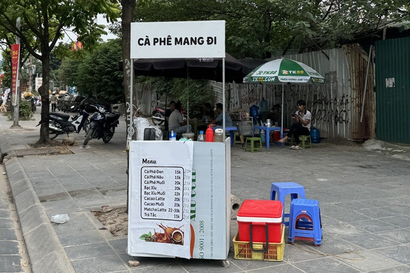 Bán cà phê mang đi, ‘cửa ngõ khởi nghiệp’ liêu xiêu trên vỉa hè