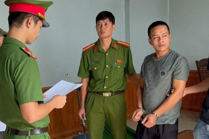 Bắt tạm giam kẻ hành hạ con ruột, bắt trẻ quỳ gối tự tát vào mặt ở Bắc Ninh