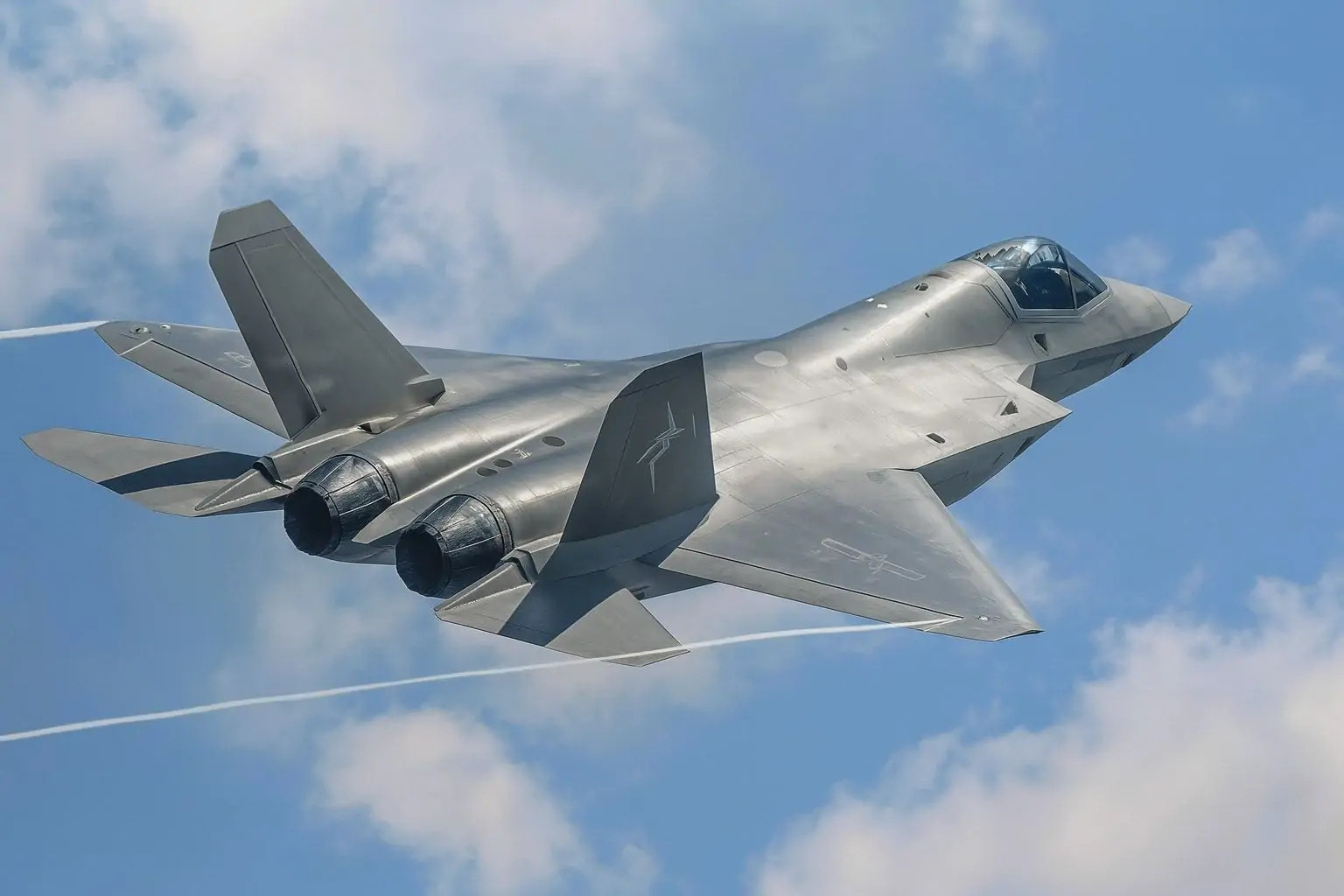 Bí mật công nghệ J-35: Mang 6 tên lửa, tốc độ Mach 1.8, thách thức F-35, F-22 Mỹ