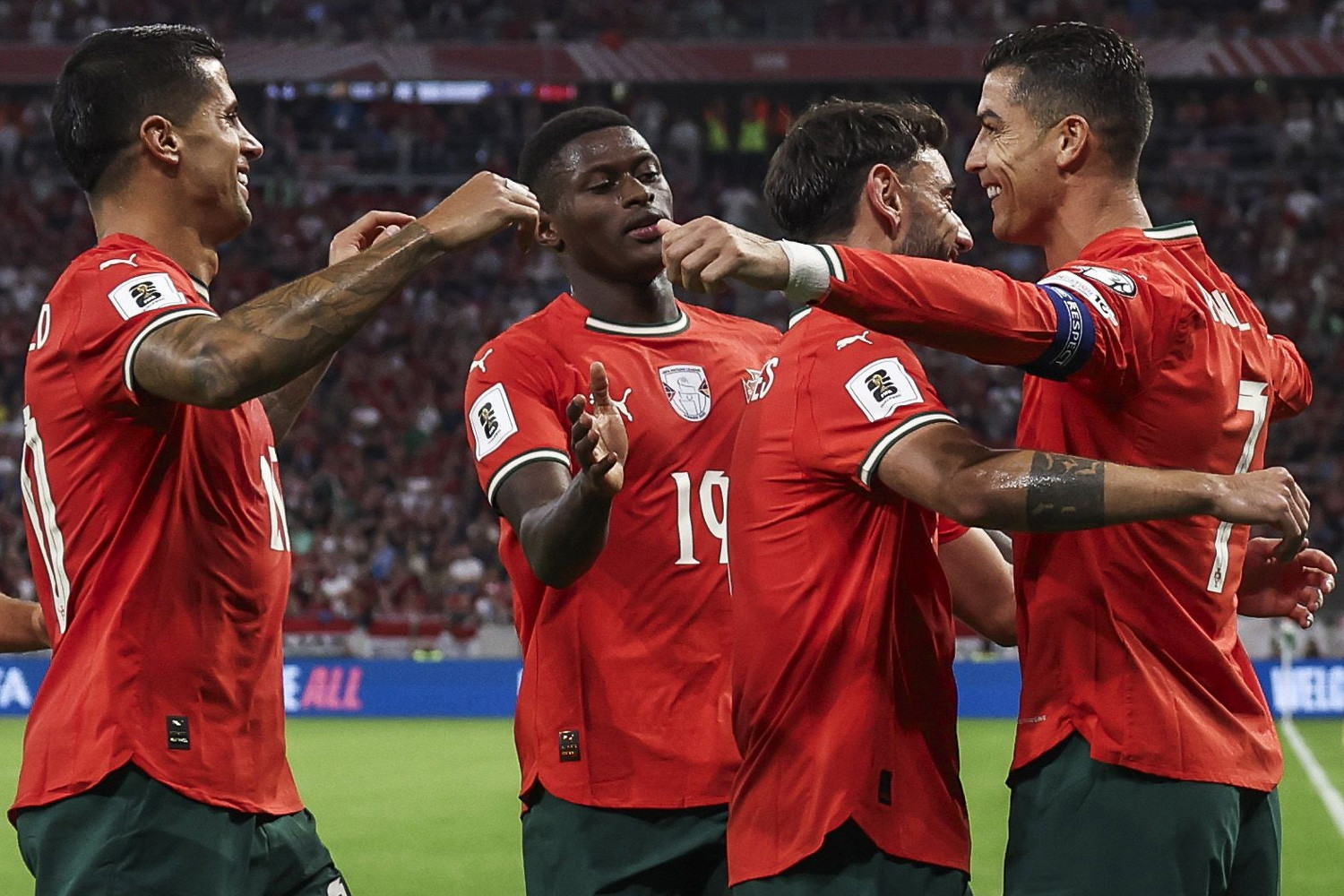 Bồ Đào Nha thắng nghẹt thở Hungary: Vì Ronaldo là lịch sử