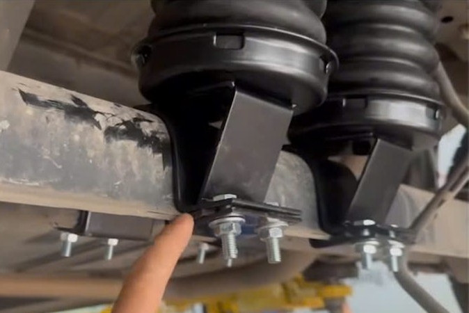 Có nên bỏ tiền triệu lắp trụ cao su cho xe êm ái hơn?