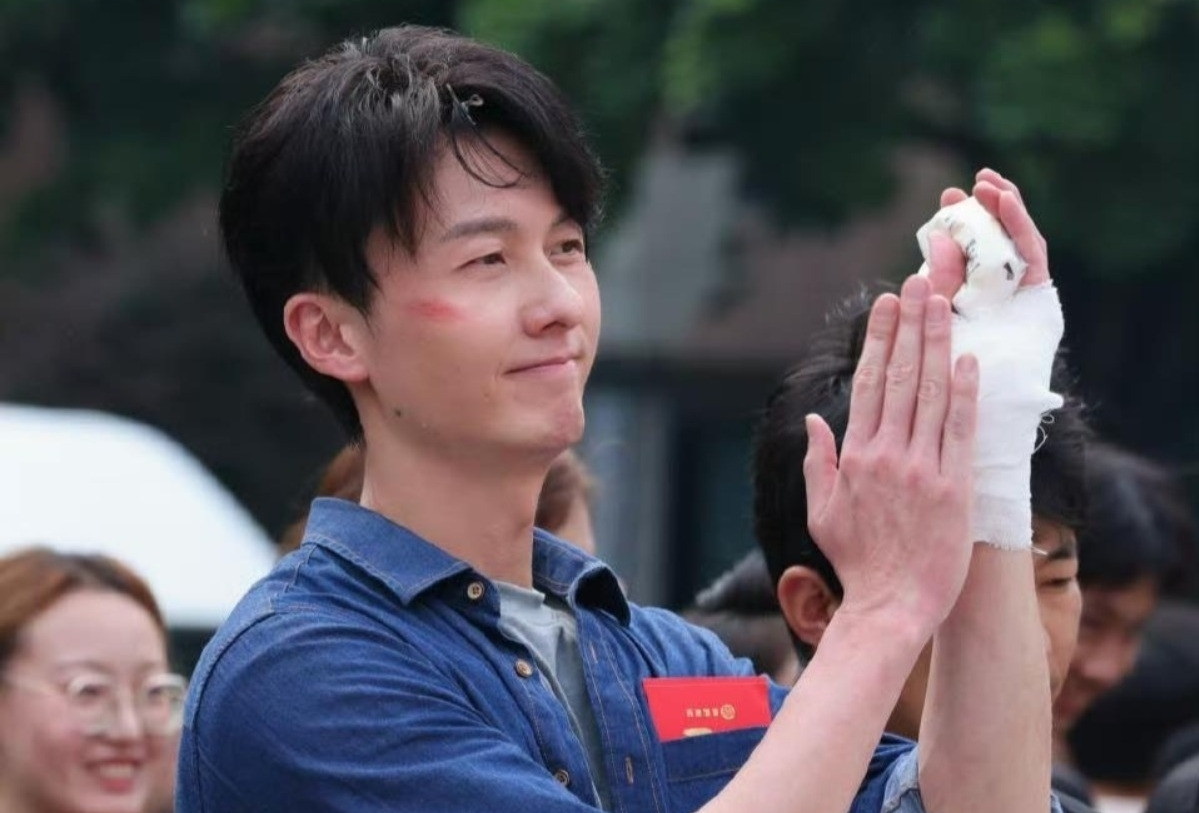 Diễn viên Vương Hạo Tín nứt xương sườn, đau đến khó thở khi đóng cảnh hành động