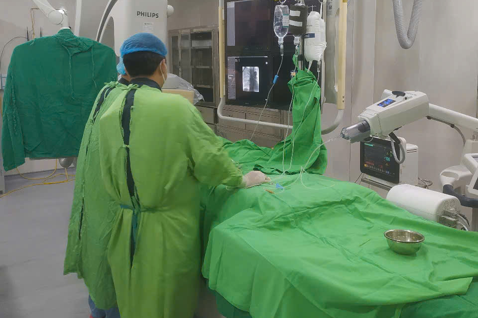 Đột quỵ khi vừa thức giấc, người đàn ông rơi vào nguy kịch